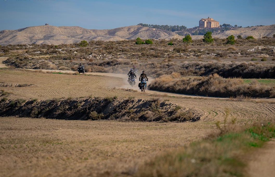 Randonnée en moto dans le désert des Monegros