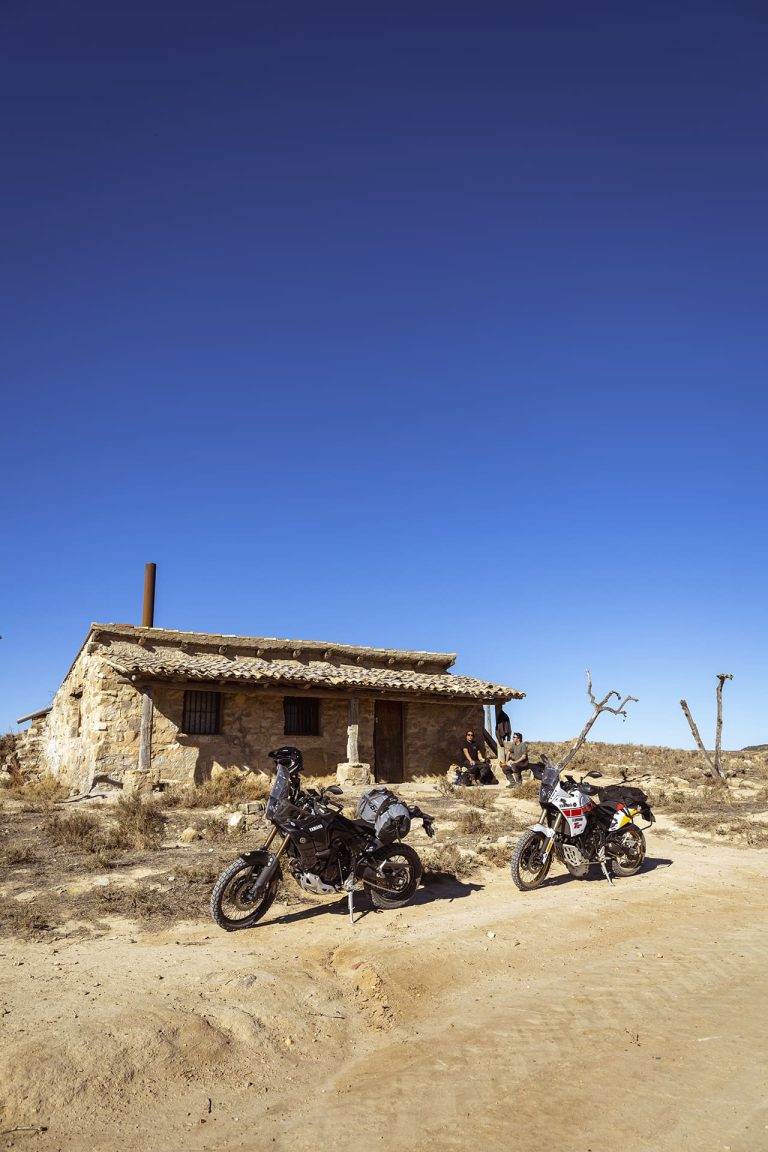 pause moto trail dans le désert des Bardenas