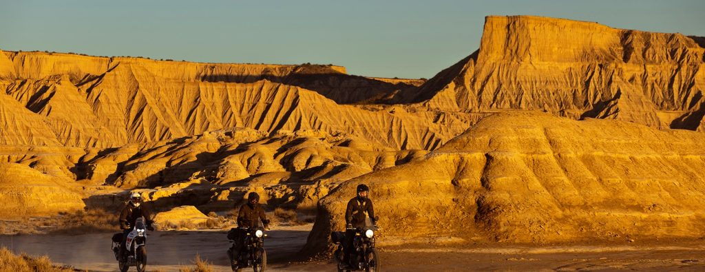 moto trail dans le désert des Bardenas au sunset