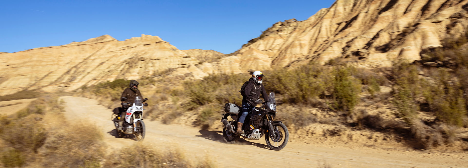 moto trail dans le désert des Bardenas sur chemins